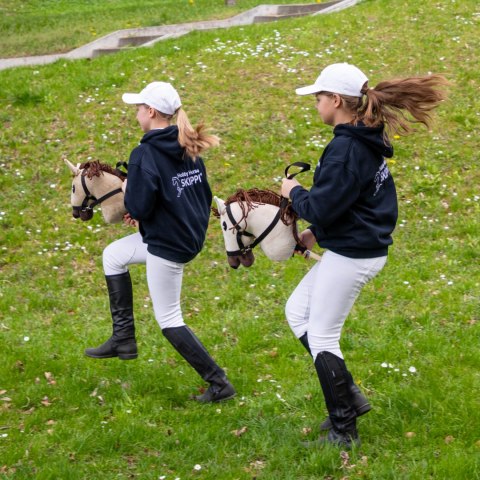 Konik na kiju z kantarem - Hobby Horse Skippi - Biszkopt - A3 - prezent Skippi